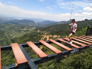 Ponte suspensa a mais de 150 metros de altura, na China