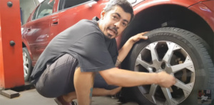 aprenda a trocar o pneu do carro